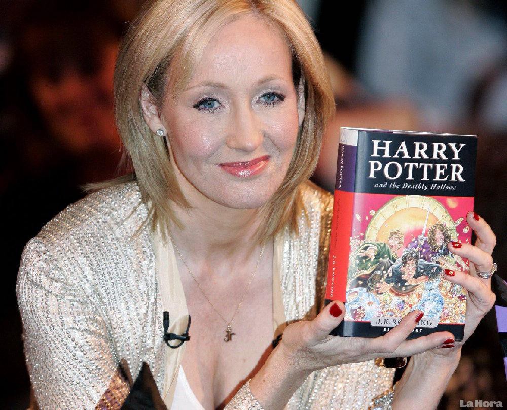 Autora J. K. Rowling segurando um exemplar de Harry Potter e as Relíquias da Morte.