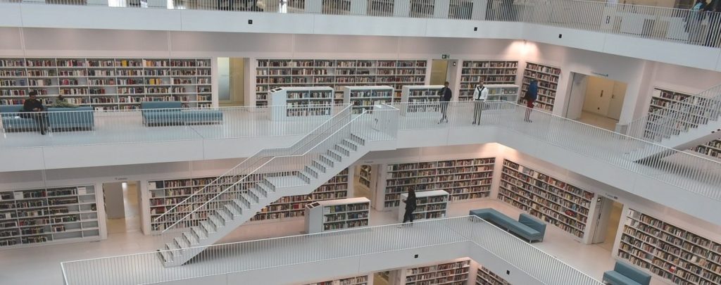Interior da Biblioteca de Stuttgart mostrando as prateleiras de livros e escadarias entre andares.