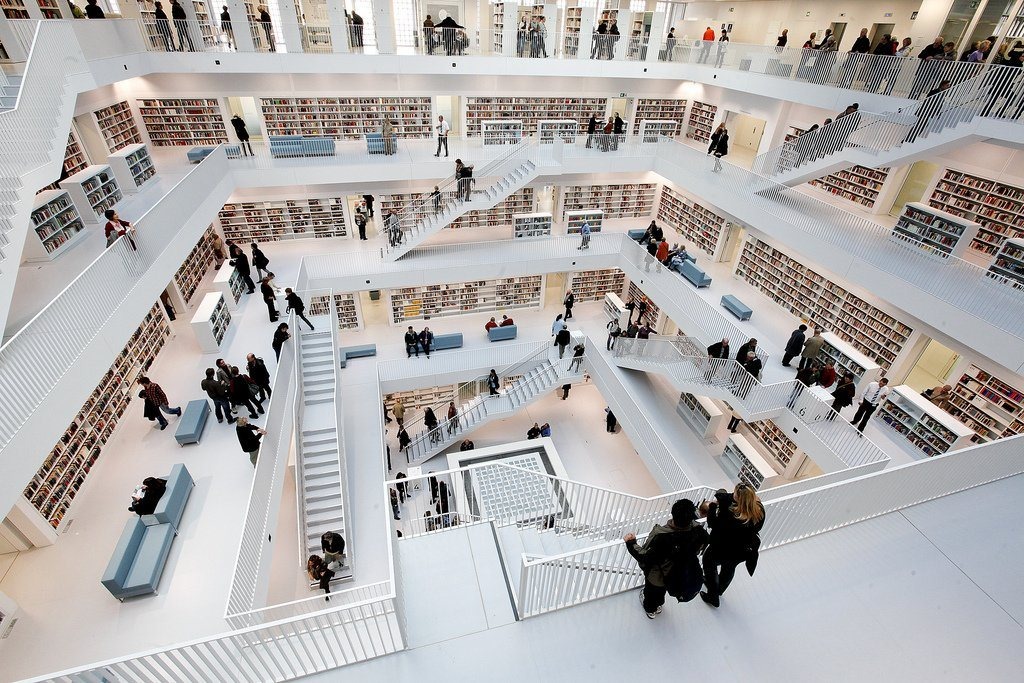 bibliotecas pelo mundo: a moderna e limpa biblioteca municipal de stuttgart
